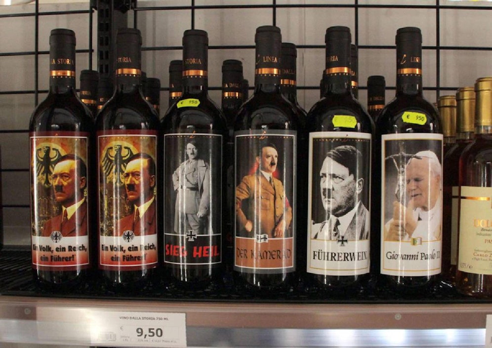 Weinflaschen mit dem Abbild von Adolf Hitler  in einem italienischen Geschäft.