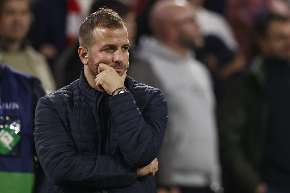 Rafael van der Vaart kritisiert den FC Barcelona.