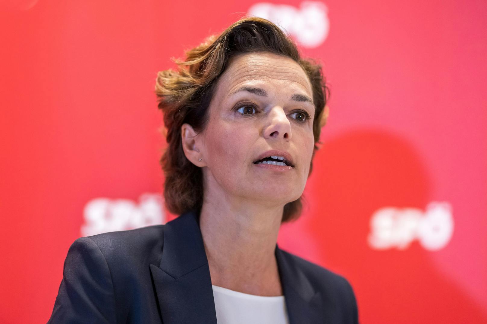 Die SPÖ unter ihrer Vorsitzenden Pamela Rendi-Wagner hat bei einer Umfrage zu den Teuerungen verloren, liegt aber immer noch in Führung.