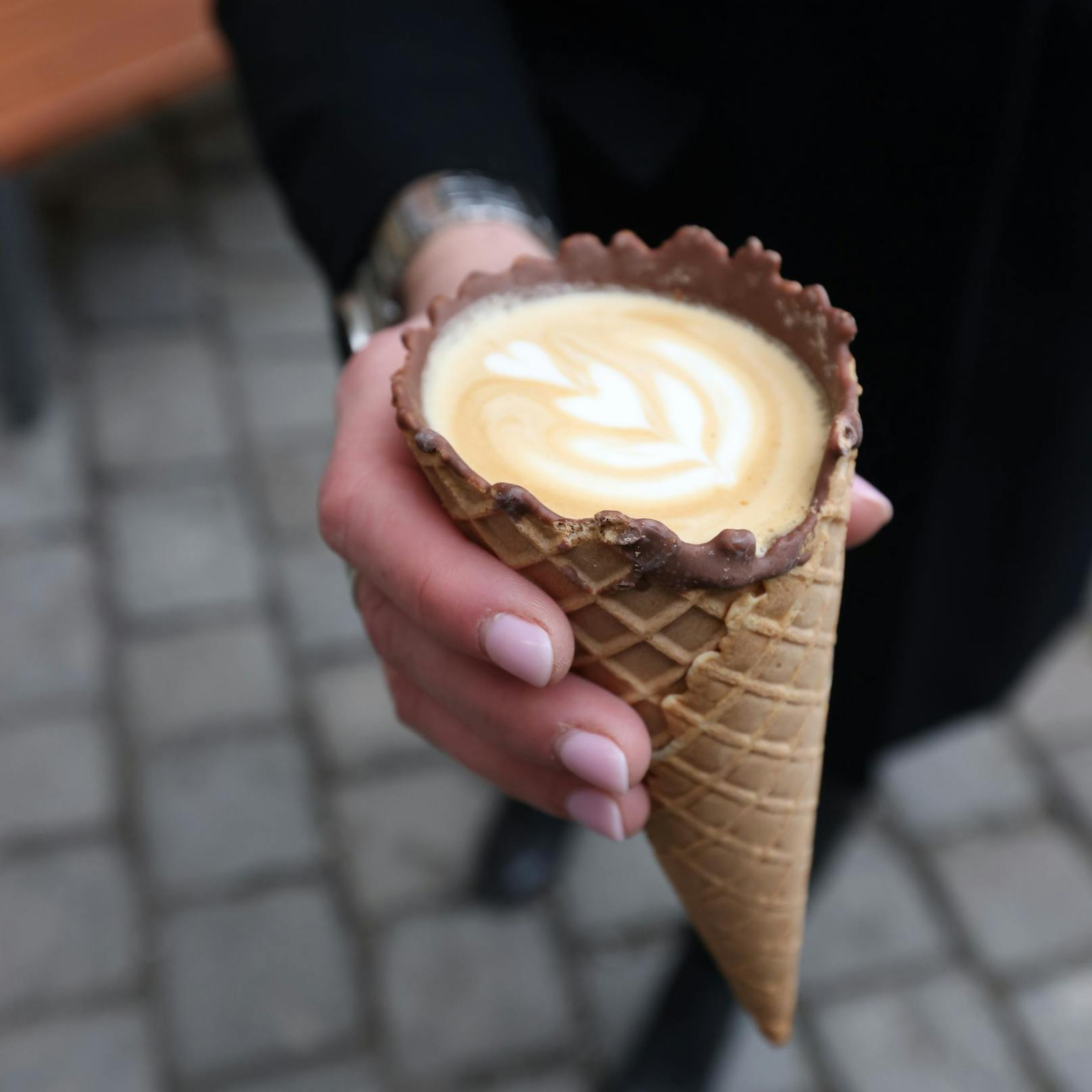 Statt wie bisher 5,50 Euro verlangt das Wiener Fenster-Café nun 9,50 Euro für den "Fensterccino". Die Teuerungen seien der Hauptgrund dafür, erklärt der Besitzer.