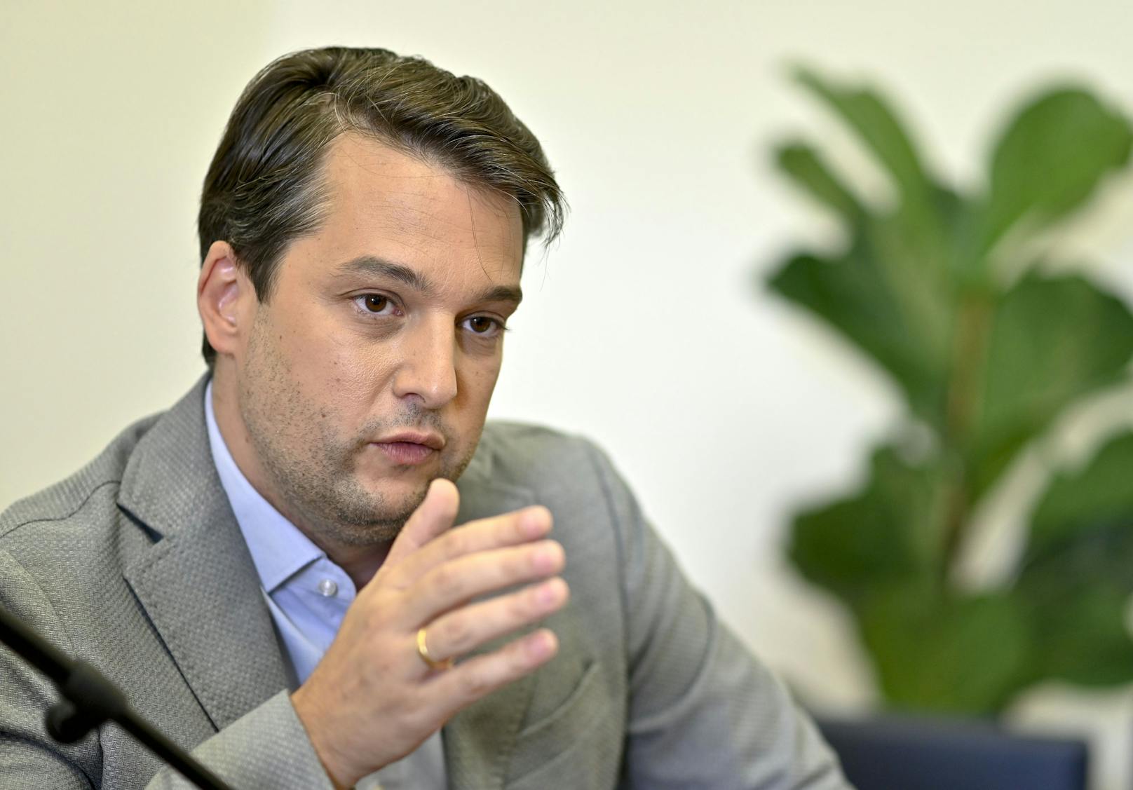 Dominik Nepp von der FPÖ geht einen Schritt auf die ÖVP zu.