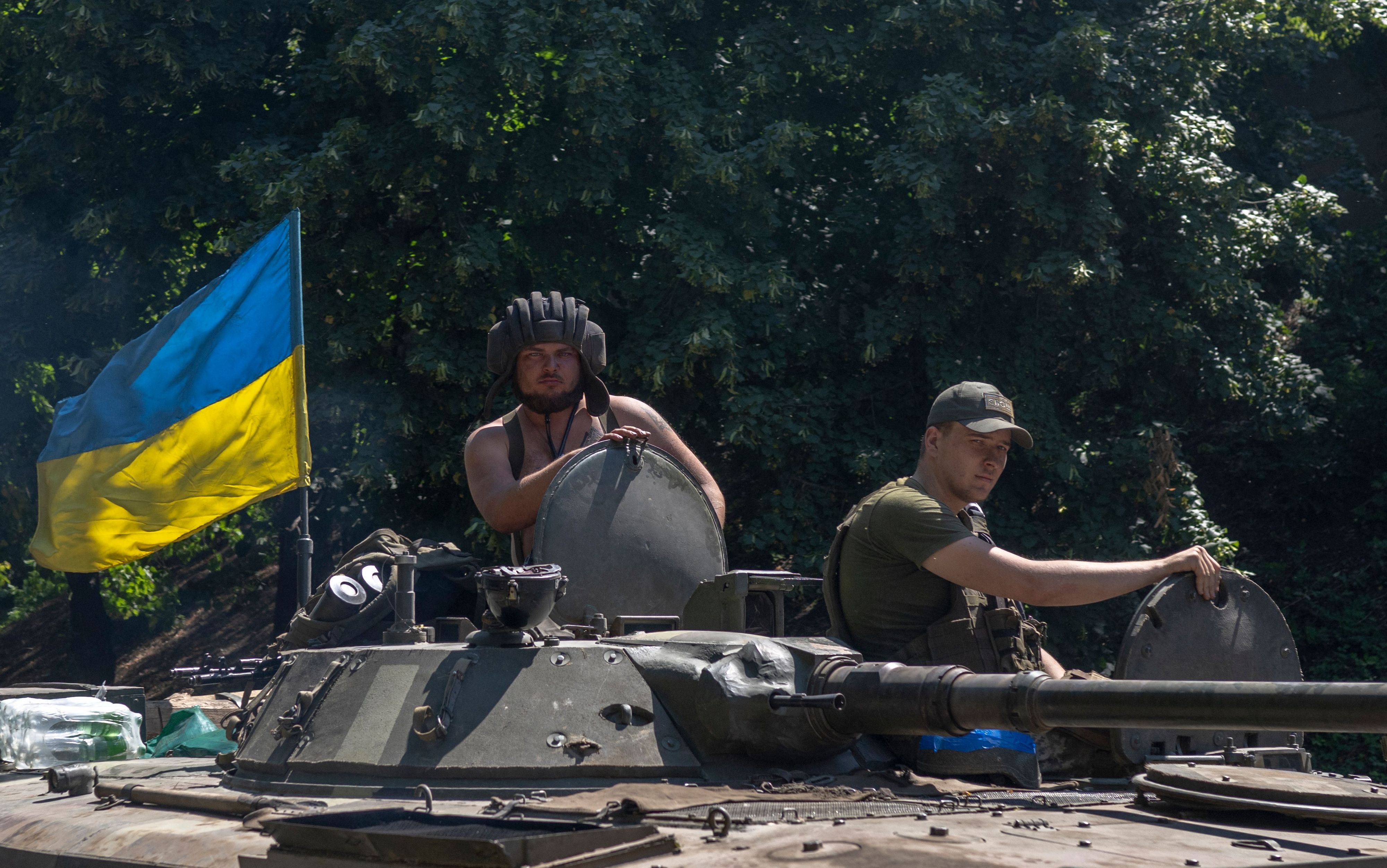 Download von www.picturedesk.com am 17.08.2022 (16:11).  Ukrainian soldiers drive to the front line, eastern Ukraine, on July 31, 2022. (Photo by BULENT KILIC / AFP) - 20220731_PD3882 - Rechteinfo: Rights Managed (RM) Nur für redaktionelle Nutzung! Werbliche Nutzung erfordert Freigabe: bitte schicken Sie uns eine Anfrage.