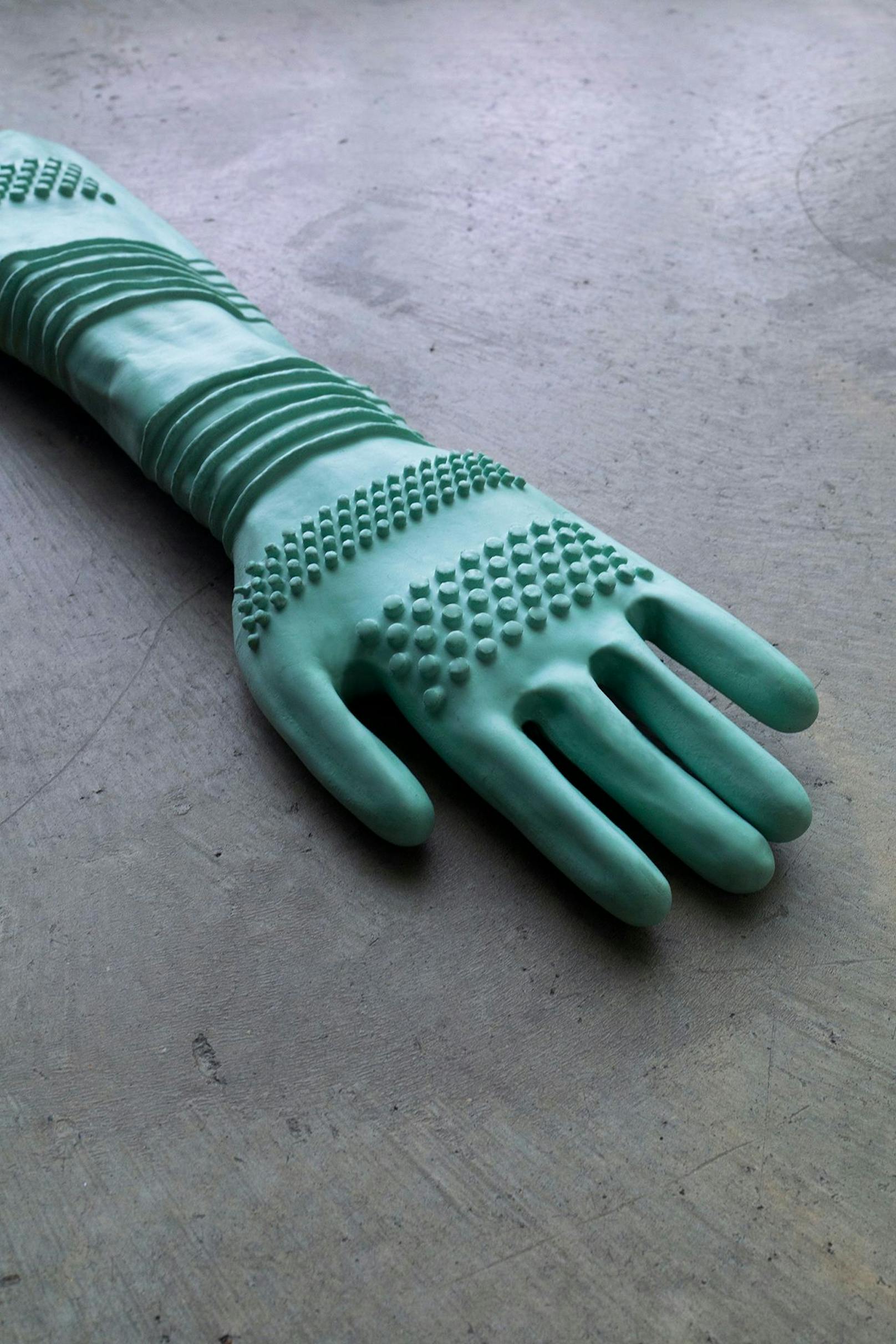Ein genoppter Handschuh für medizinische Untersuchungen durch Tierärztinnen oder Tierärzte.