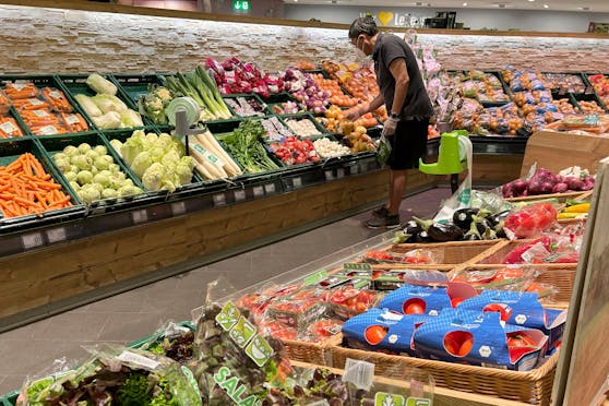 Ein Mann während seines Einkaufs in einer Edeka-Filiale. Der Diskonter friert nun die Preise von 200 Produkten ein.
