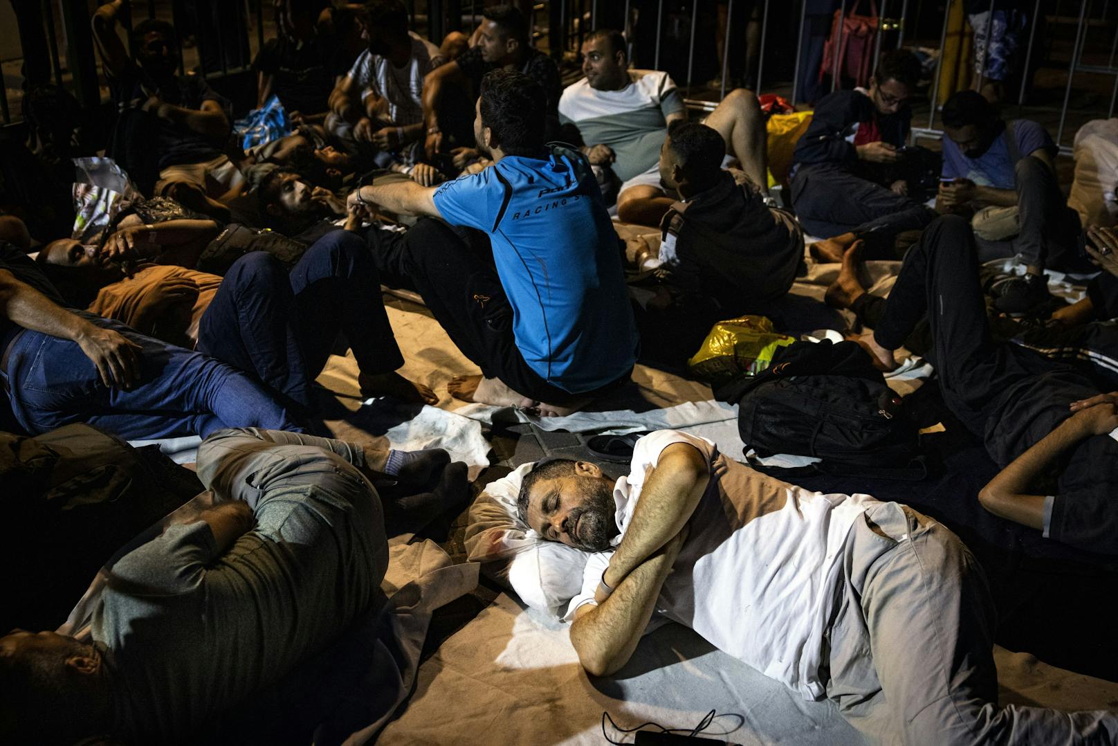 13.08.22: Asylbewerber demonstrieren vor dem Einsatzzentrum in Ter Apel, sie legen sich hin und schlafen vor dem Eingangstor und erhalten keine Speisen und Getränke.