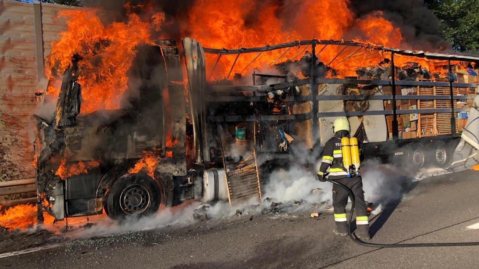 Lkw geht auf Pannenstreifen in Flammen auf