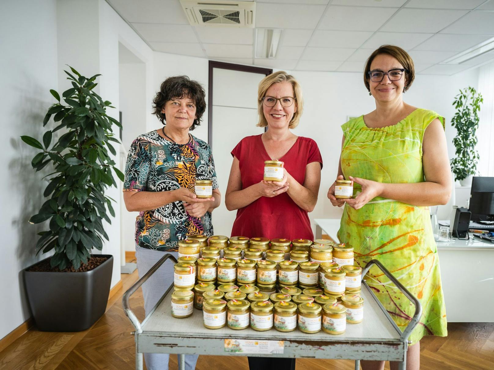 25 Kilogramm Honig konnten die beiden Imkerinnen&nbsp;Andrea Höflechner-Pöltl (links) und&nbsp;Verena Rücker (rechts) - gemeinsam im Bild mit Klimaschutzministerin Leonore Gewessler - ernten.