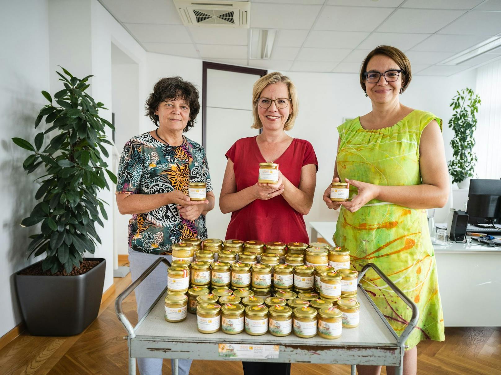 25 Kilogramm Honig konnten die beiden Imkerinnen Andrea Höflechner-Pöltl (links) und Verena Rücker (rechts) - gemeinsam im Bild mit Klimaschutzministerin Leonore Gewessler - ernten.