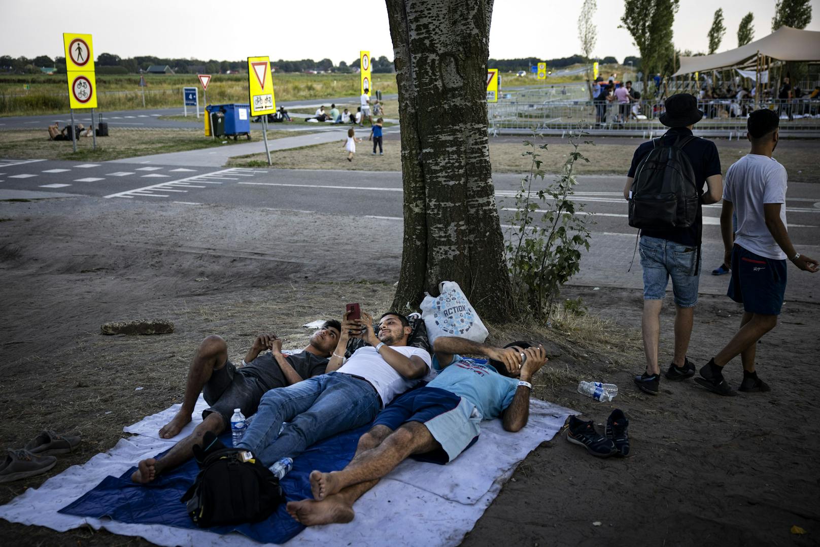13.08.22: Asylbewerber vor dem Antragszentrum in Ter Apel. Die Folgen des gestoppten Durchlaufs von Asylbewerbern sind in der Einsatzzentrale Groningen seit Monaten am intensivsten. Es ist seit geraumer Zeit überfüllt, so dass die Menschen regelmäßig draußen schlafen müssen.