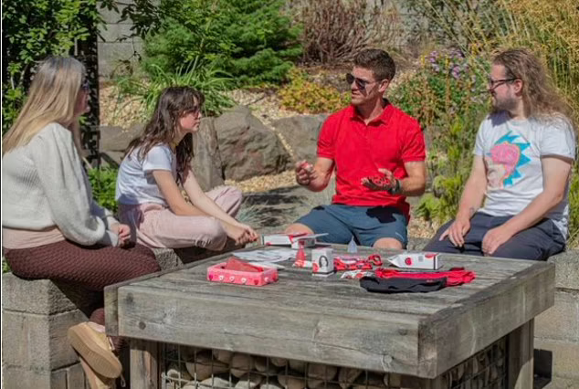Jason Grant (rechts) informiert Mädchen über die Menstruation.