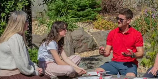 Jason Grant (rechts) informiert Mädchen über die Menstruation.