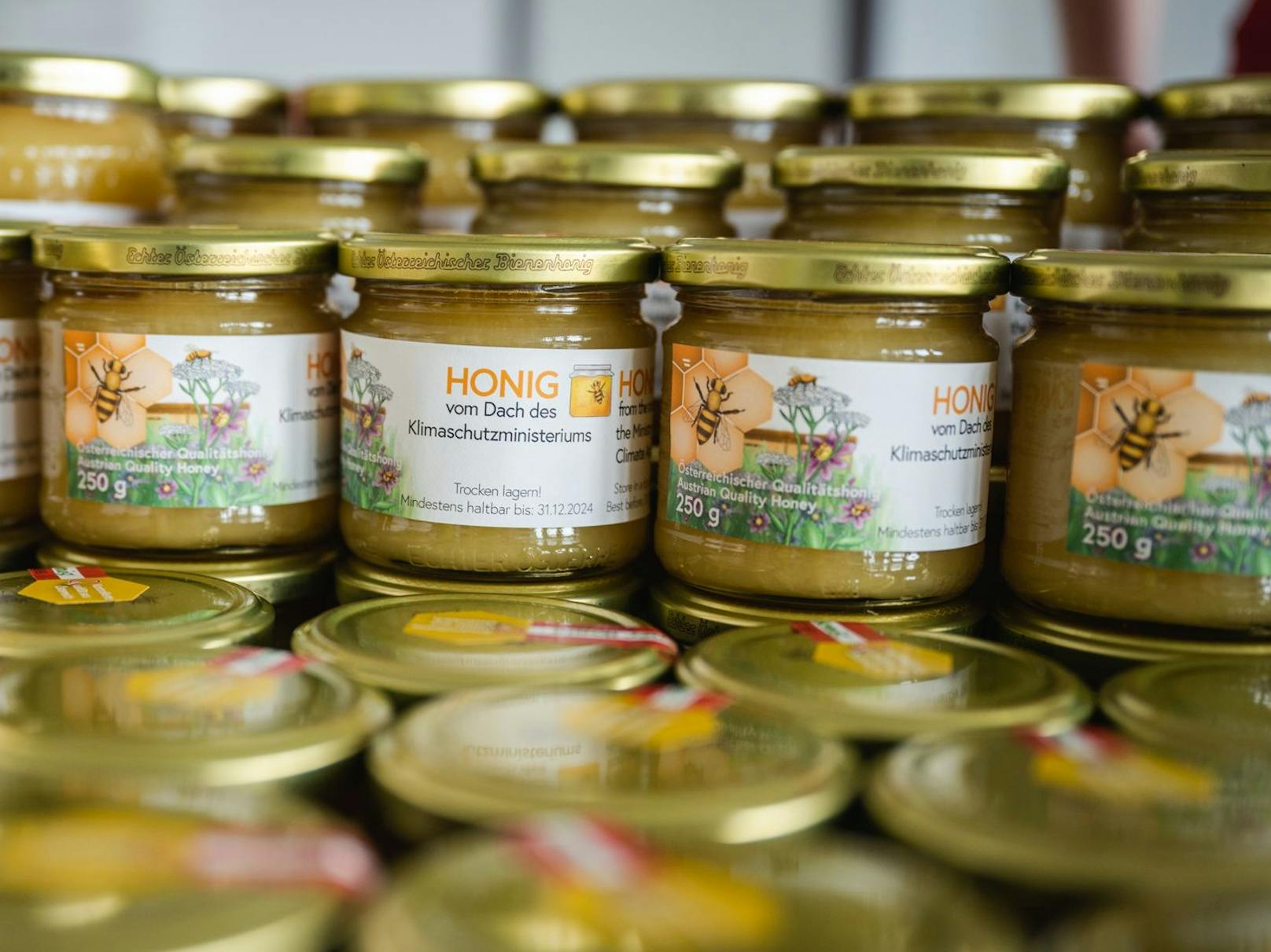 2022 ist nun die erste Honigernte da. 25 Kilogramm Honig haben die fleißigen Bienen produziert und wurden sogar mit dem österreichischen Honig-Gütesiegel in der Kategorie "Gold" ausgezeichnet.