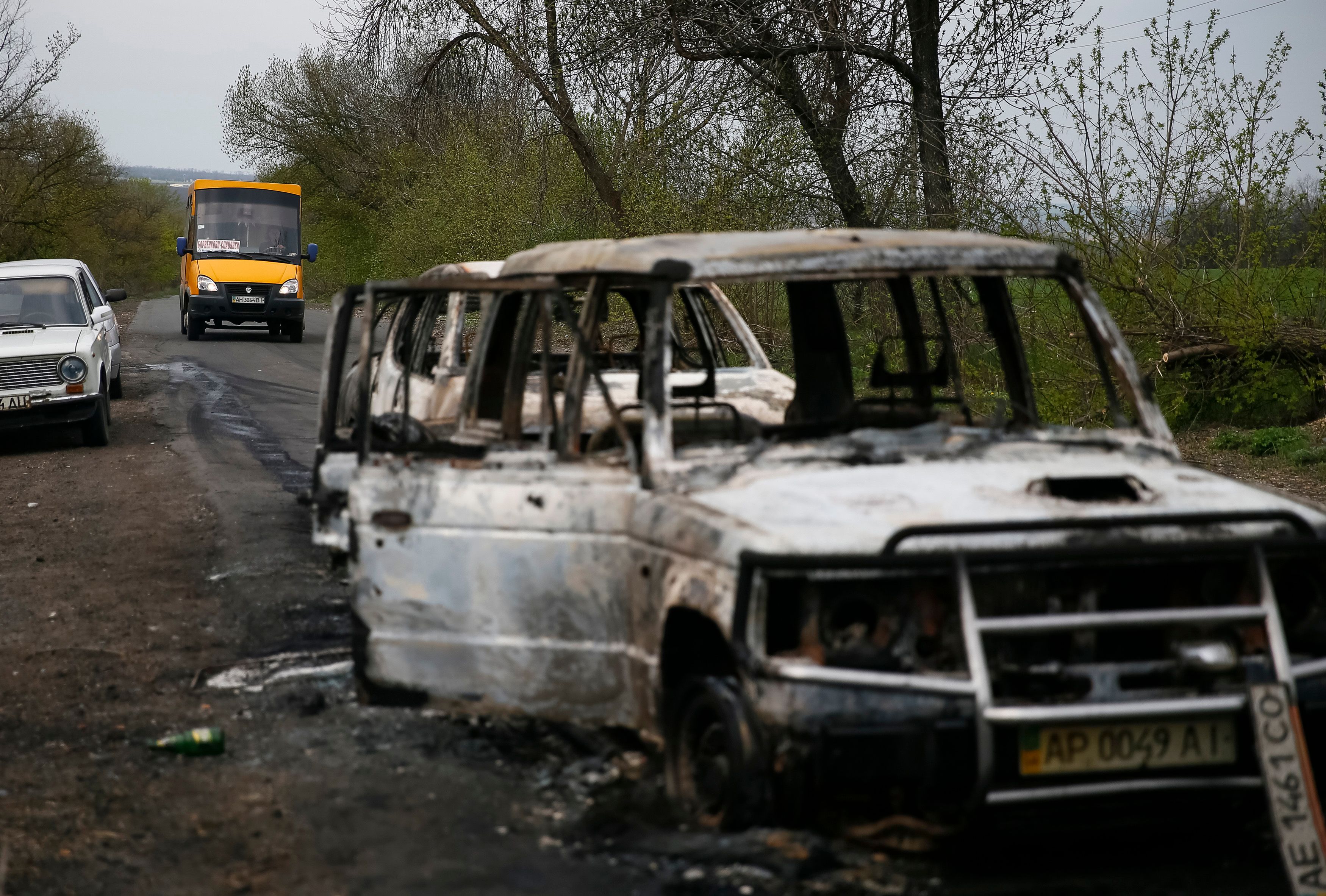 Verbrannte Autos nach Kämpfen rund um Slaviansk in der Ukraine. Archiv- / Symbolbild