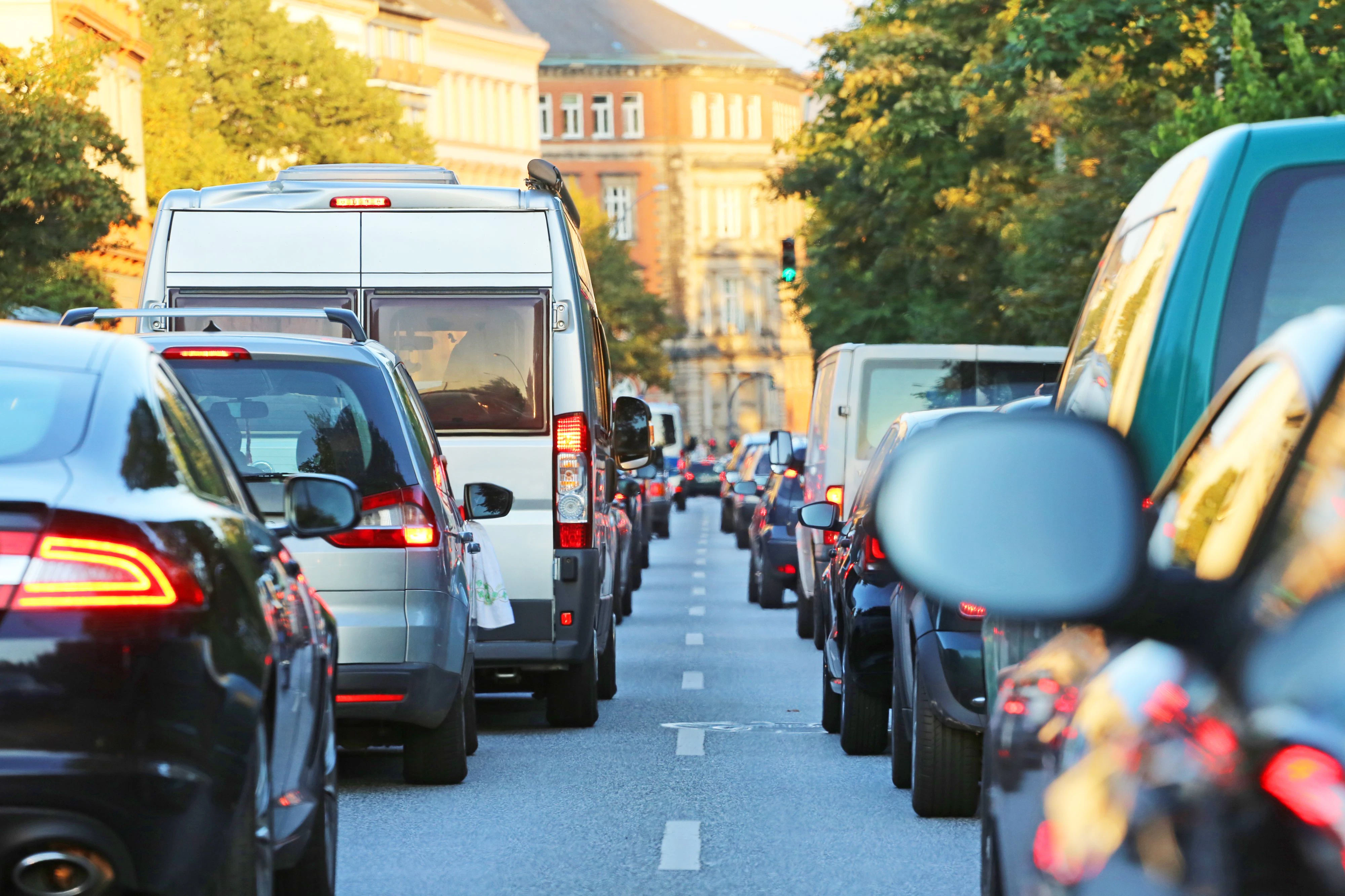 Für all jene, die auf das Auto angewiesen sind, fordert die Gewerkschaft nun die Erhöhung des Kilometergeldes. 