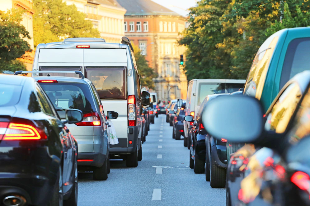 Für all jene, die auf das Auto angewiesen sind, fordert die Gewerkschaft nun die Erhöhung des Kilometergeldes.