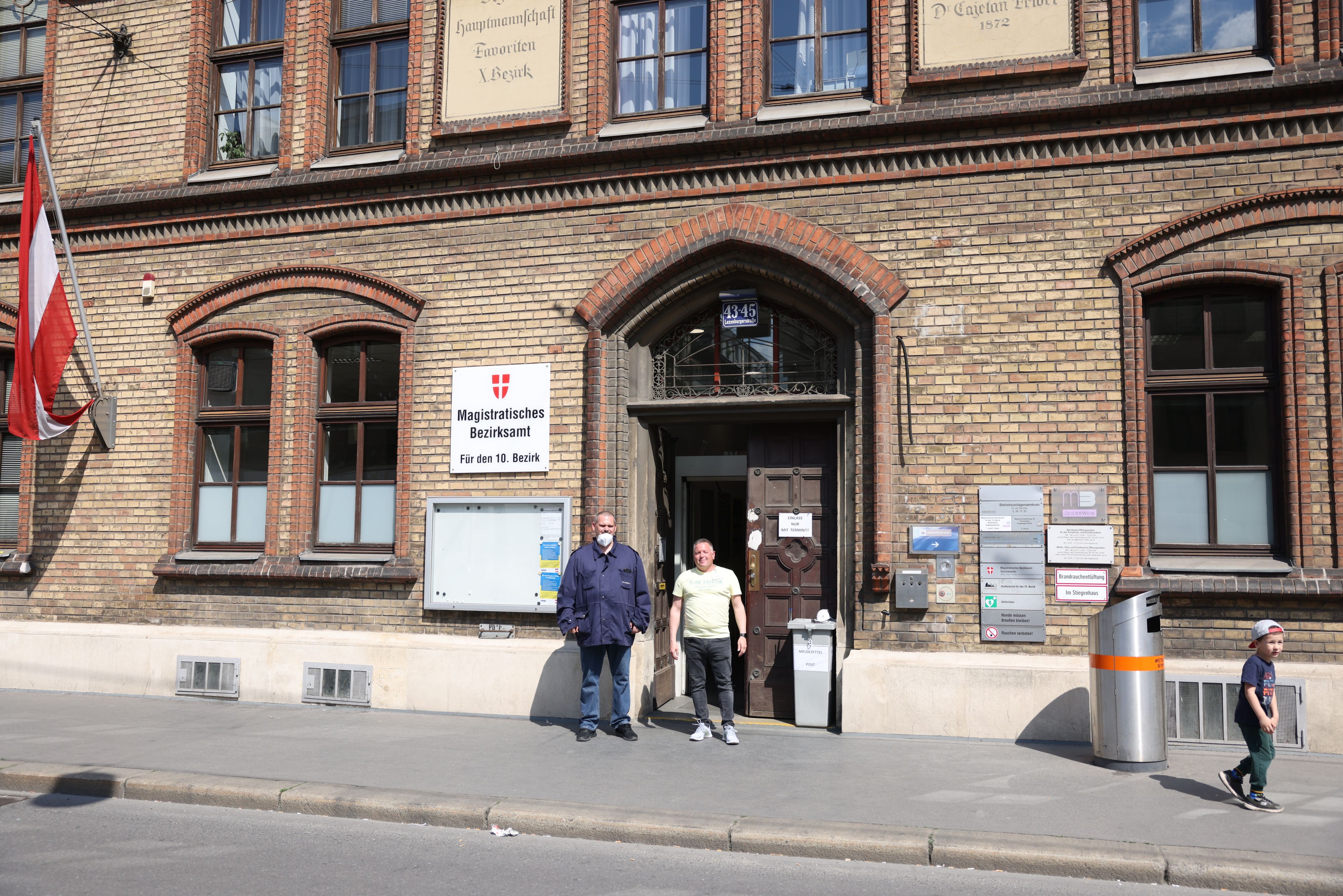 Ordner Karl P. (45, li.) und einer seiner Kollegen. Täglich sind sie Beschimpfungen und schlimmerem ausgesetzt.