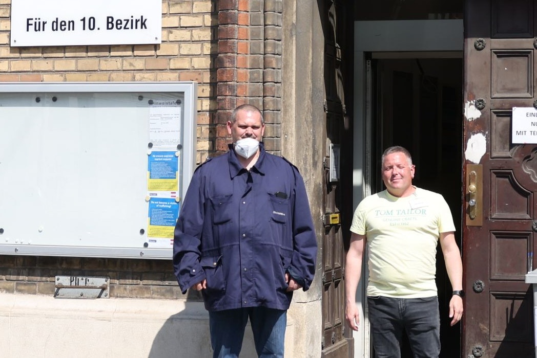 Bezirksamtsleiter Heinz Liebert, Ordner Karl P. (45) und einer seiner Kollegen