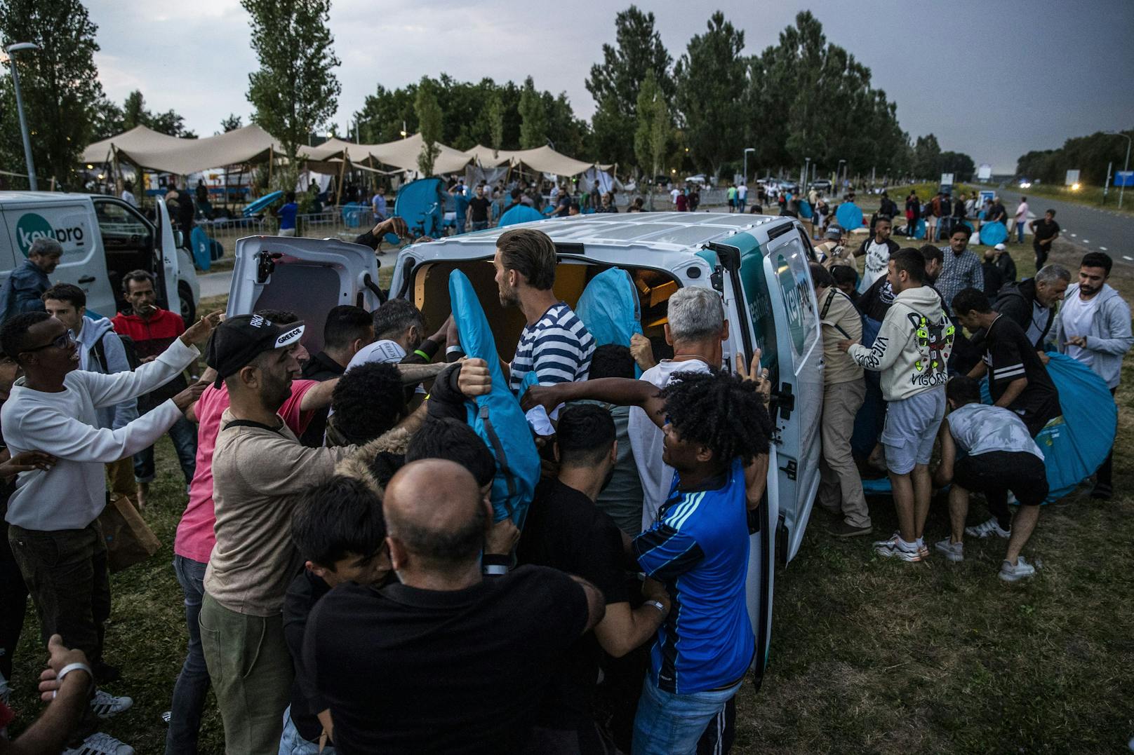 15.08.22: Eine Gruppe von Unternehmern aus der Provinz Groningen verteilte am Montagabend etwa zweihundert Zelte an wartende Asylbewerber im Antragszentrum.