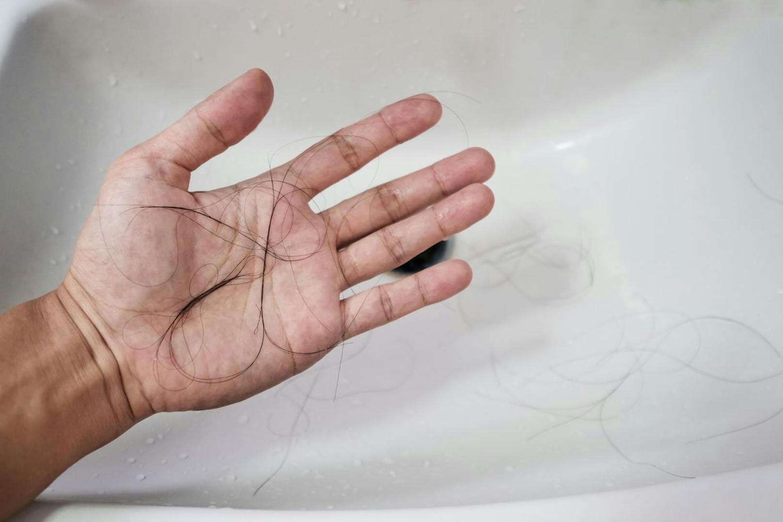 79 Prozent der männlichen Teilnehmer würden sich wünschen, dass ihre Partner das Waschbecken und den Abfluss nicht mit Haaren verstopfen würden, beziehungsweise, dass dieser von ihnen gesäubert werden sollte.