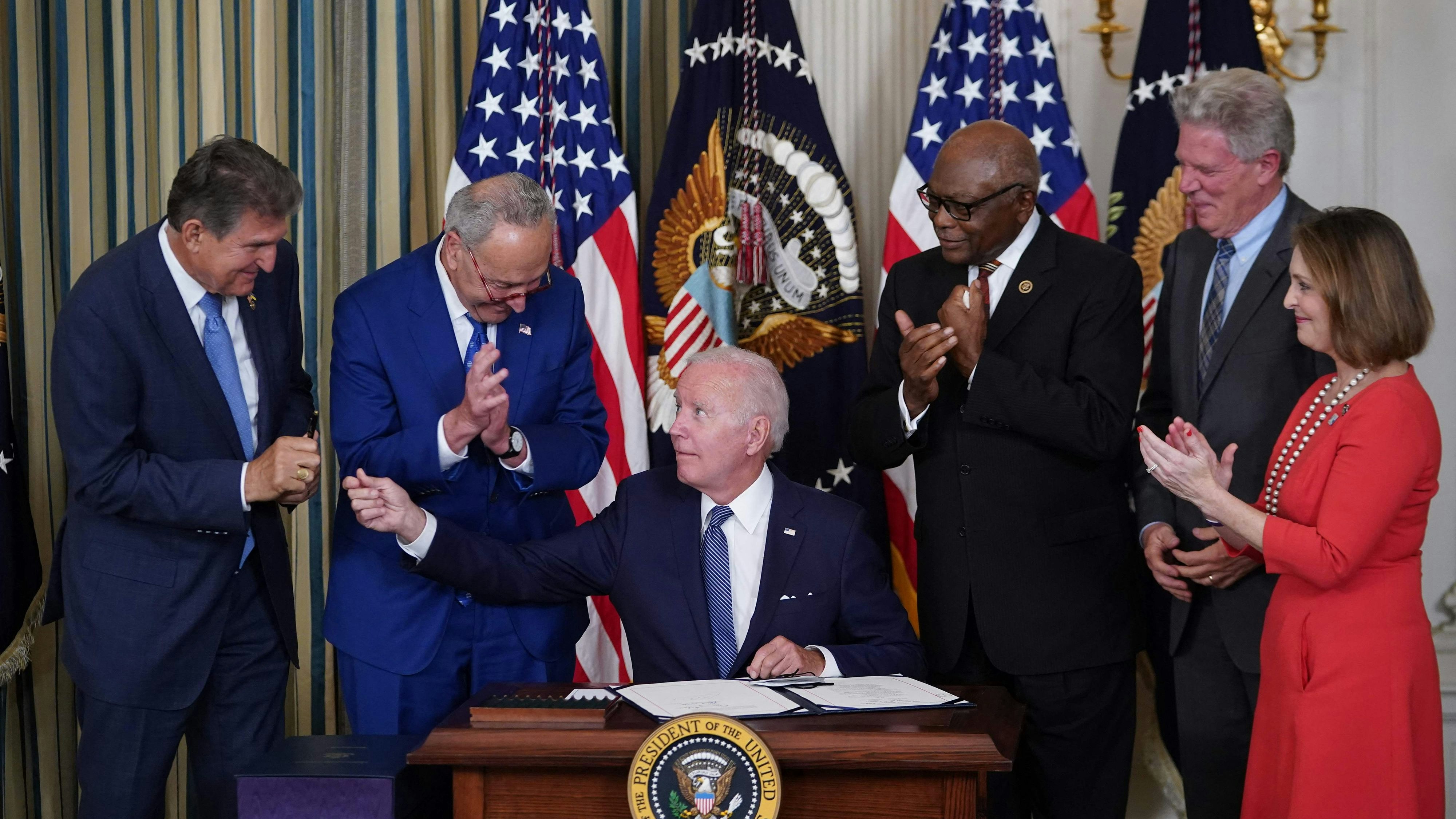 Download von www.picturedesk.com am 17.08.2022 (10:09).  US President Joe Biden (C) hands a pen to US Senator Joe Manchin (L) during a signing ceremony for H.R. 5376, the Inflation Reduction Act of 2022, in the State Dining Room of the White House in Washington, DC, on August 16, 2022. (Photo by MANDEL NGAN / AFP) - 20220816_PD7859 - Rechteinfo: Rights Managed (RM) Nur für redaktionelle Nutzung! Werbliche Nutzung erfordert Freigabe: bitte schicken Sie uns eine Anfrage.
