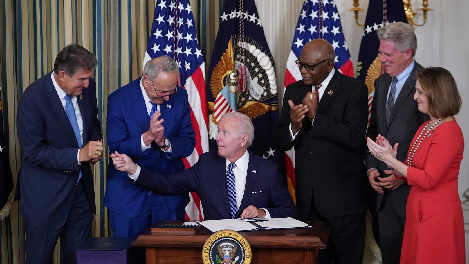 Applaus für das Klimaschutz- und Sozialpaket: Präsident <strong>Biden</strong> unterzeichnet das neue Gesetz.