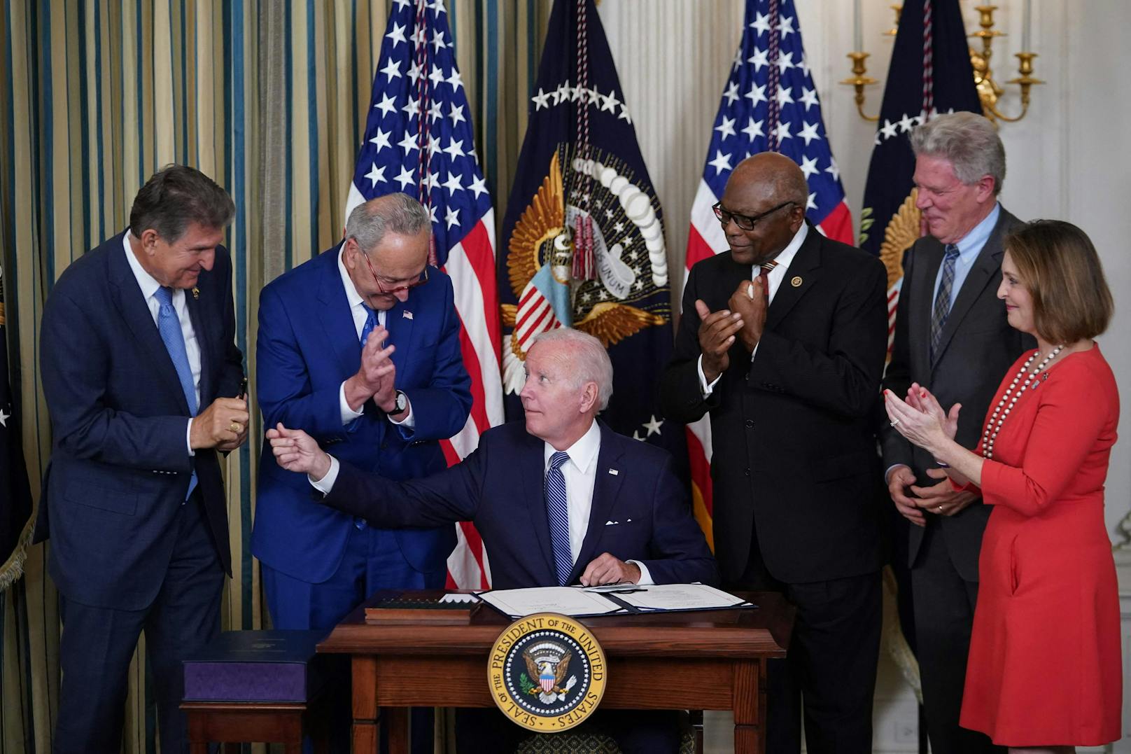 Biden unterzeichnet milliardenschweres Klima- und Sozialpaket