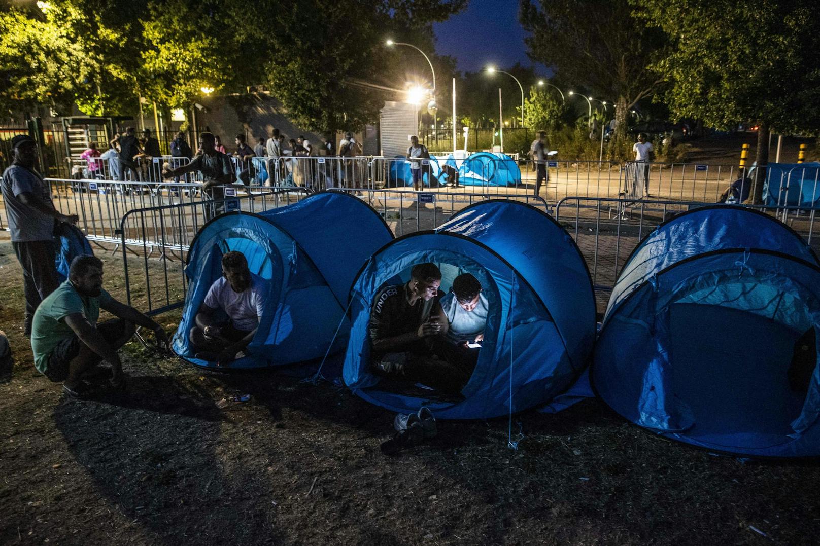 15.08.22: Asylsuchende sitzen in einigen der zweihundert Zelte, die über eine Crowdfunding-Kampagne gekauft und von einer Gruppe von Unternehmern aus der Provinz Groningen verteilt wurden.