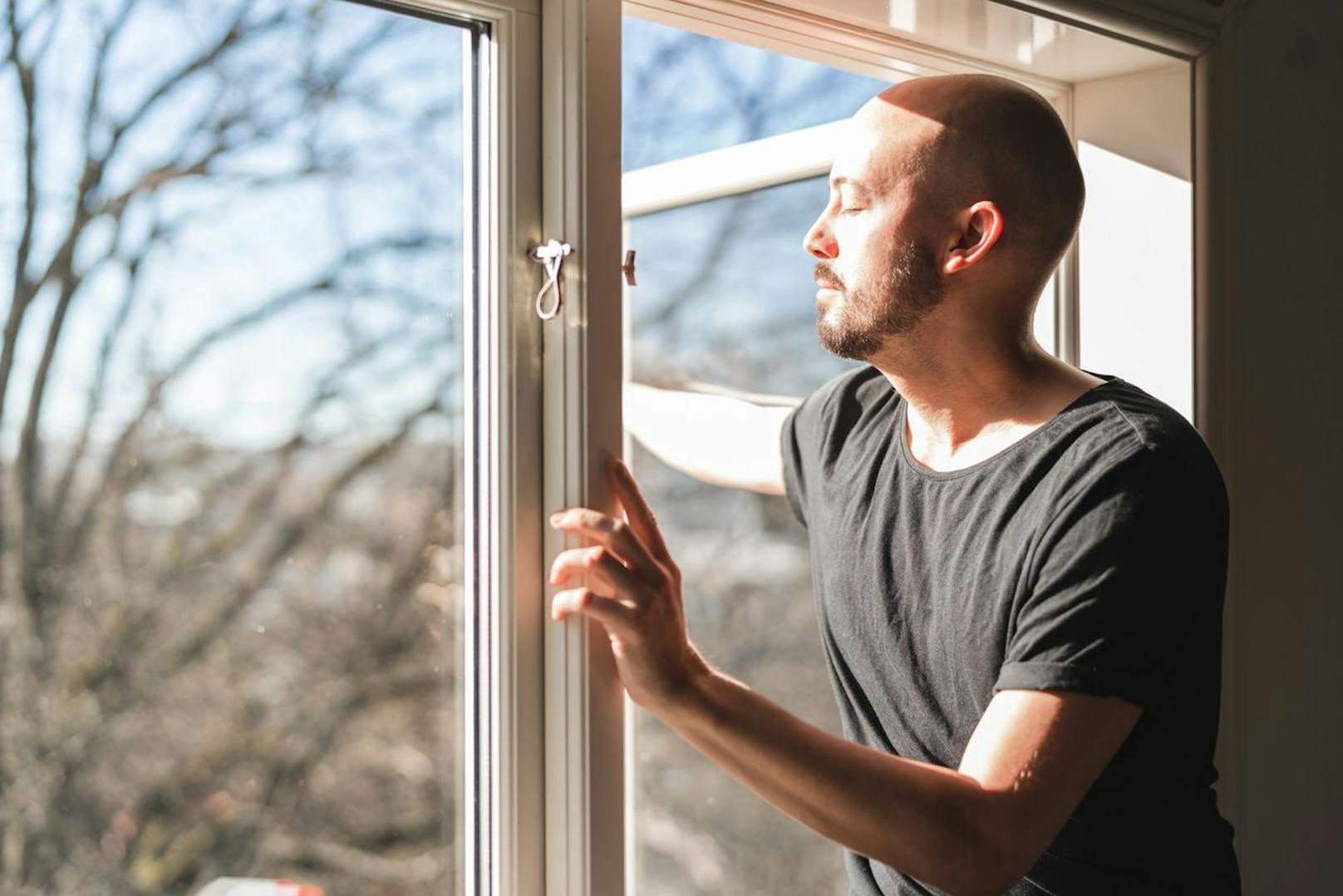 Stickige und schwere Luft unterstützt dich nicht dabei wach und munter zu bleiben. Öffne deine Fenster und lasse ruhig den kühlen Wind wehen.