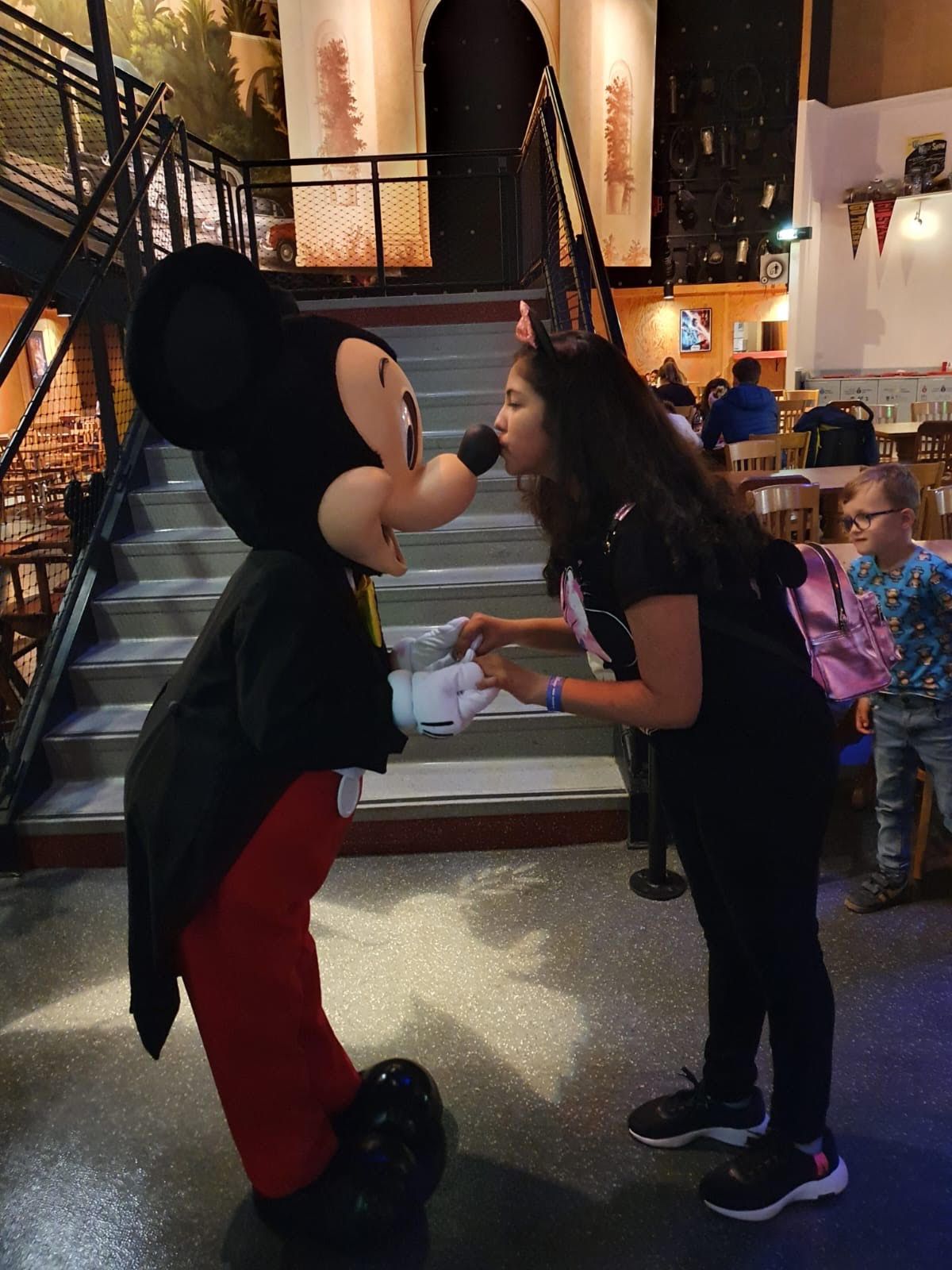 Mit dem Besuch im Disneyland Paris und einem Kuss für Micky ging Azras größter Wunsch in Erfüllung.