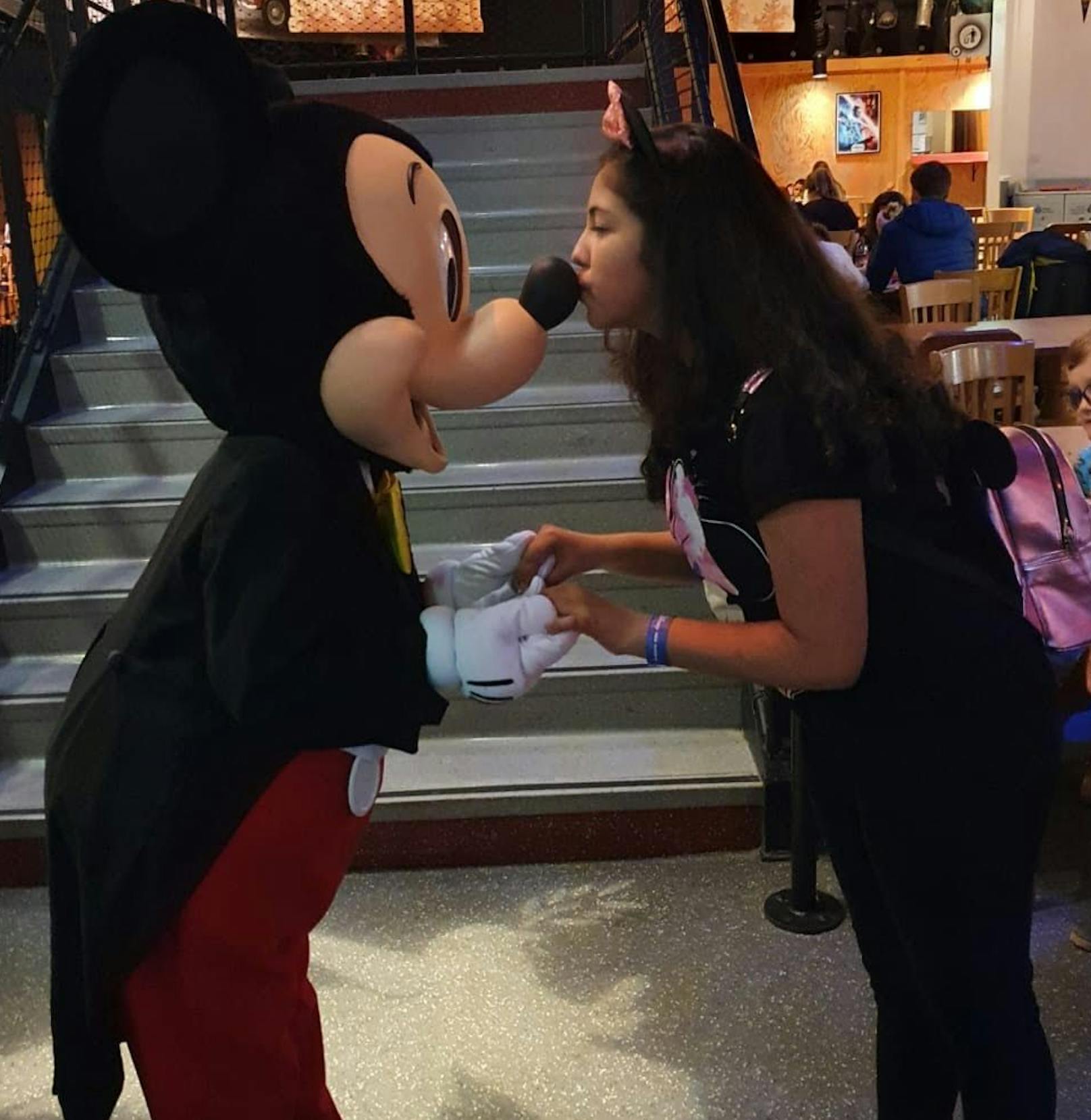 Mit dem Besuch im Disneyland Paris und einem Kuss für Micky ging Azras größter Wunsch in Erfüllung.