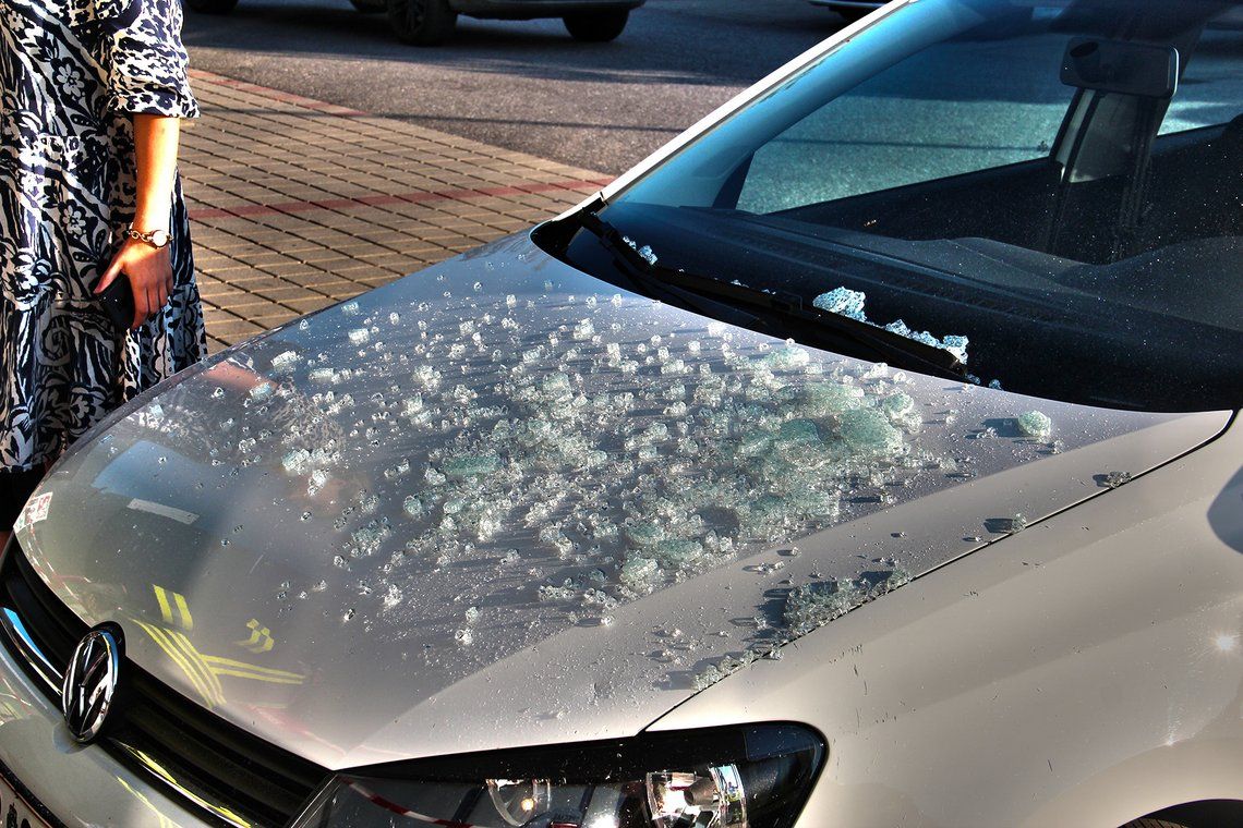 Die Lenkerin fuhr in die Auslage einer Drogeriefiliale.