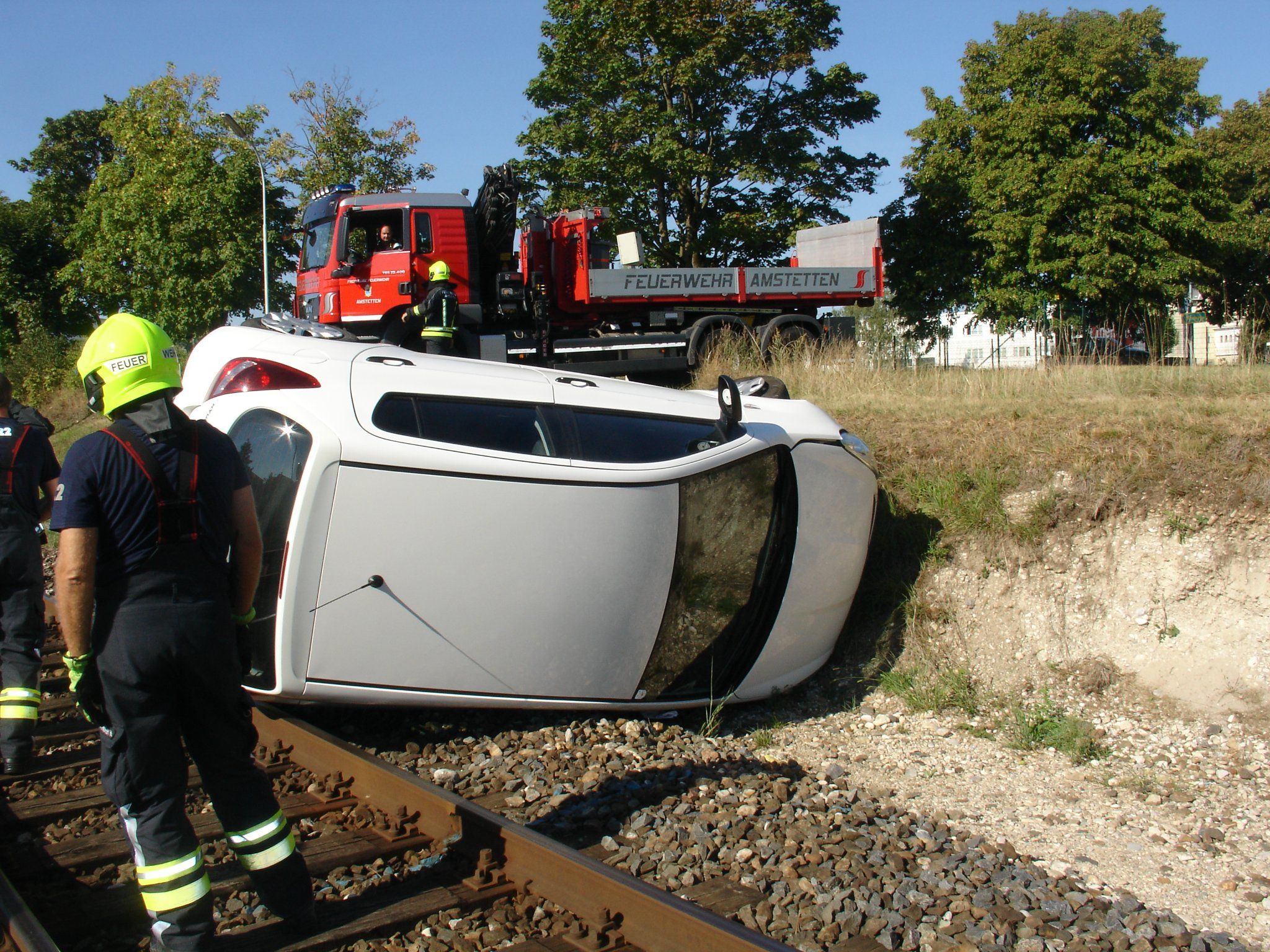 Die Feuerwehr musste das Auto bergen.