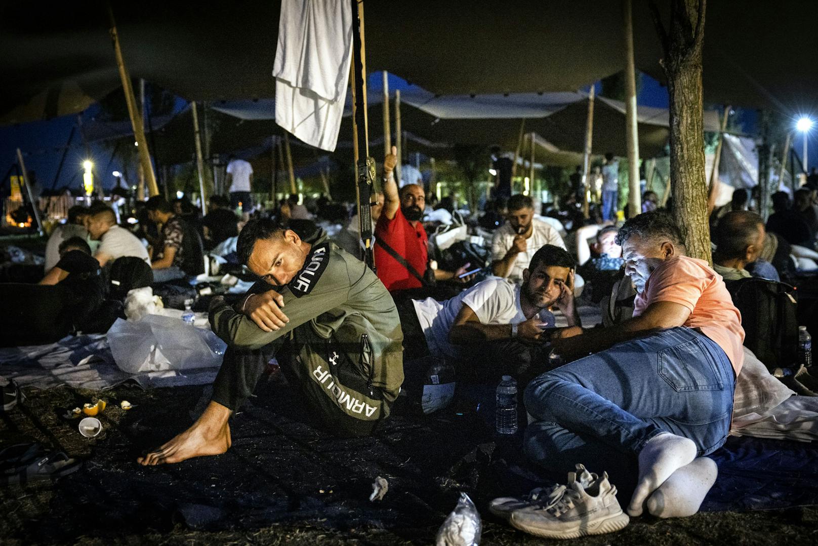 17.08.22: Asylwerber schlafen im Freien weil es keine Zelte mehr gibt. Verzweiflung macht sich breit.