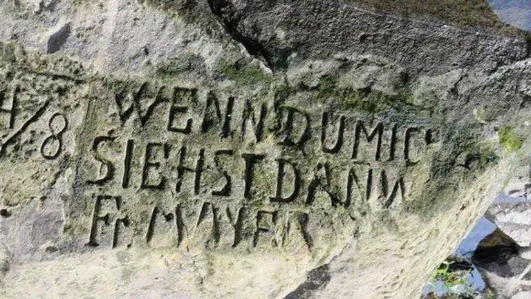 Einer der sogenannten "Hungersteine", die durch den niedrigen Wasserstand in der Elbe freigelegt wurden, ist im tschechischen Decin zu sehen.