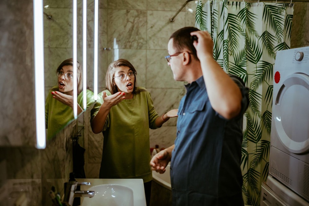 Wenn du das Bad mit jemandem teilst, solltest du lernen, die Privatsphäre des anderen so zu respektieren, wie man dir Respekt gebühren würde.