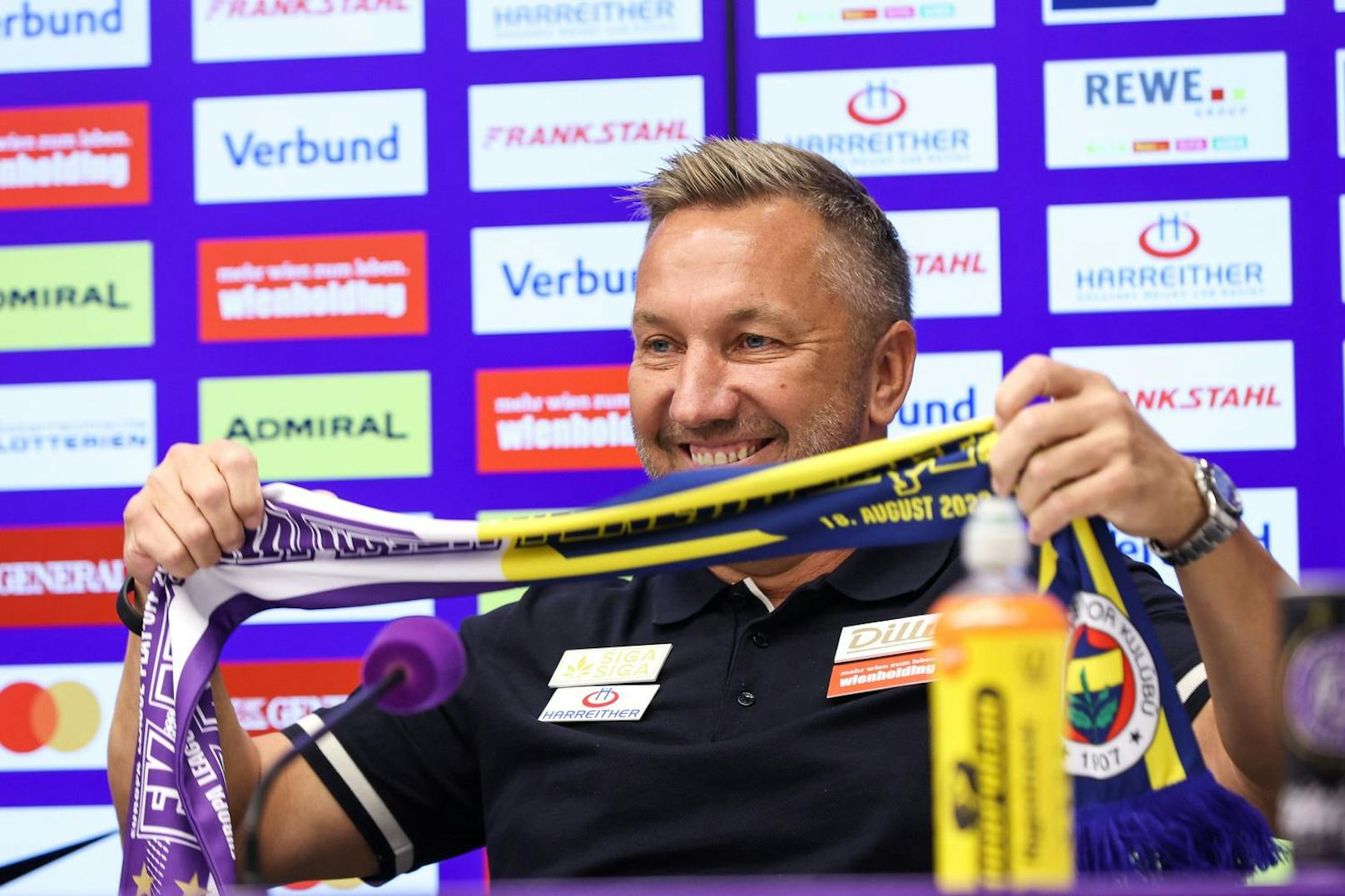 Austria-Trainer Manfred Schmid freut sich auf das Duell mit Fenerbahce.