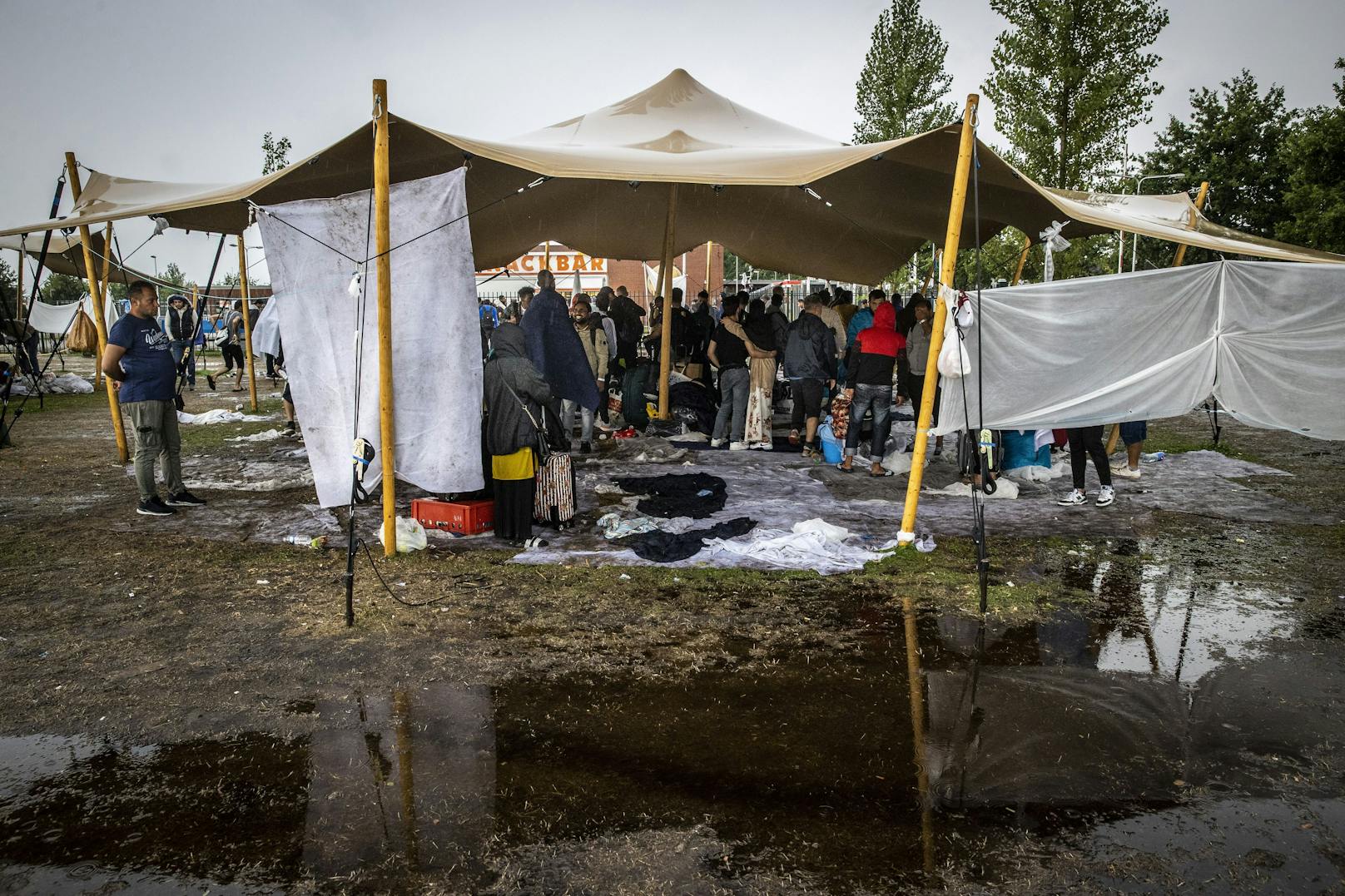 Schlamm nach Regenschauern am Mittwoch auf dem Gelände der Registrierungsstelle für die Aufnahme von Asylbewerbern in den Niederlanden.