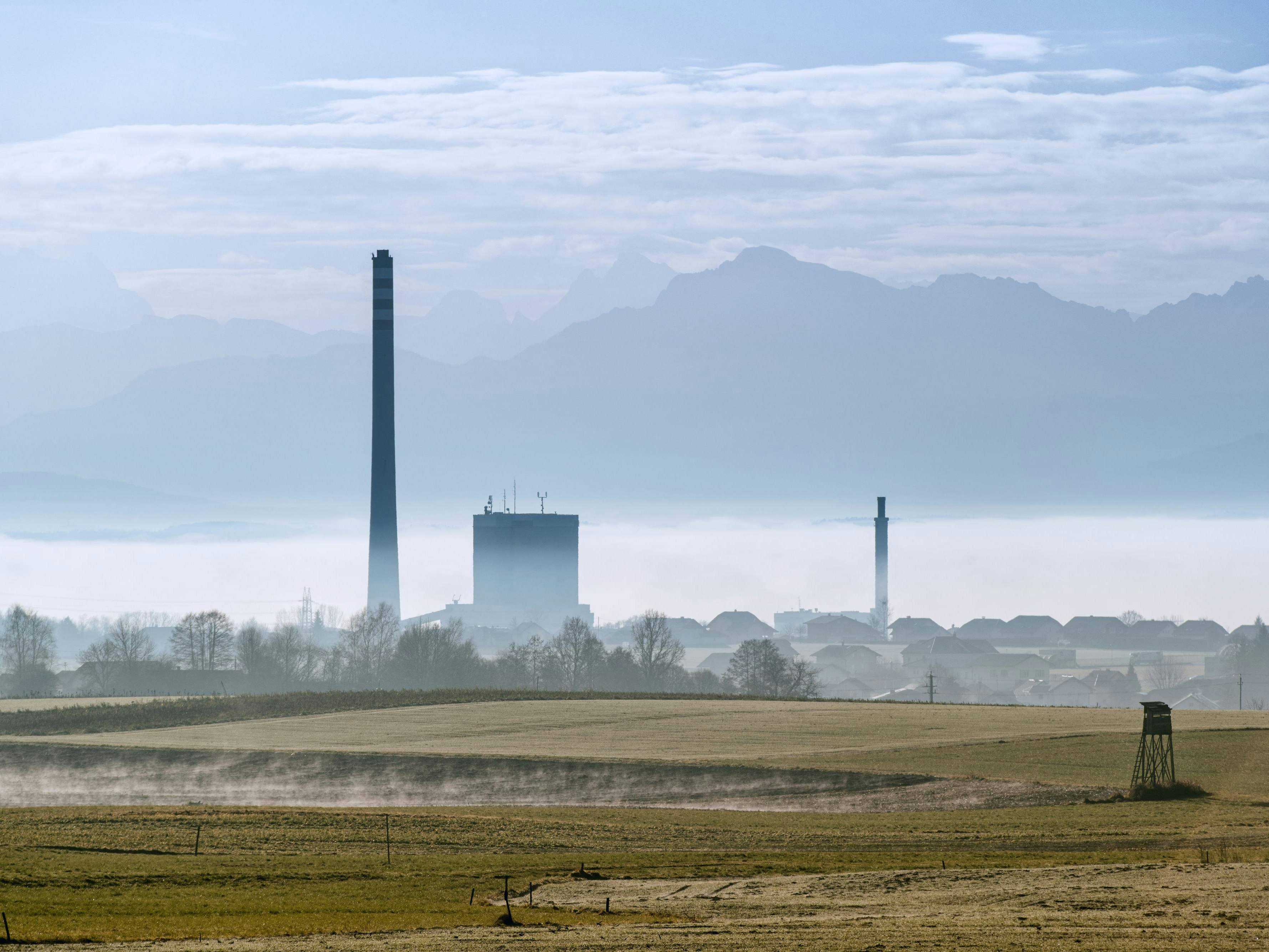 Download von www.picturedesk.com am 17.08.2022 (18:44).  Austria, Riedersbach, gas power station and fog, City Salzburg in the fog - 20160104_PD7796 - Rechteinfo: Royalty Free (RF) Model Released