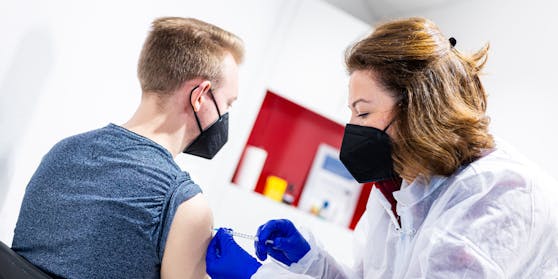 In Großbritannien wurde bereits der erste auf Omikron angepasste Impfstoff zugelassen. Die EU-Behörde prüft ihn nun.