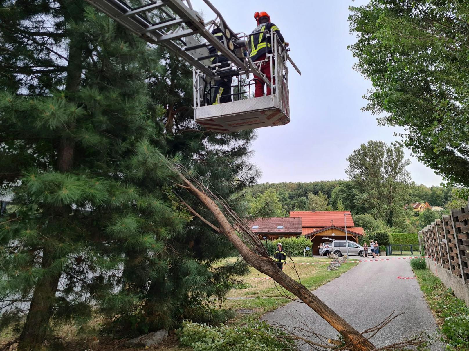 Die Feuerwehr Gloggnitz verhinderte durch ihren Einsatz Verletzte und Verkehrsunfälle.