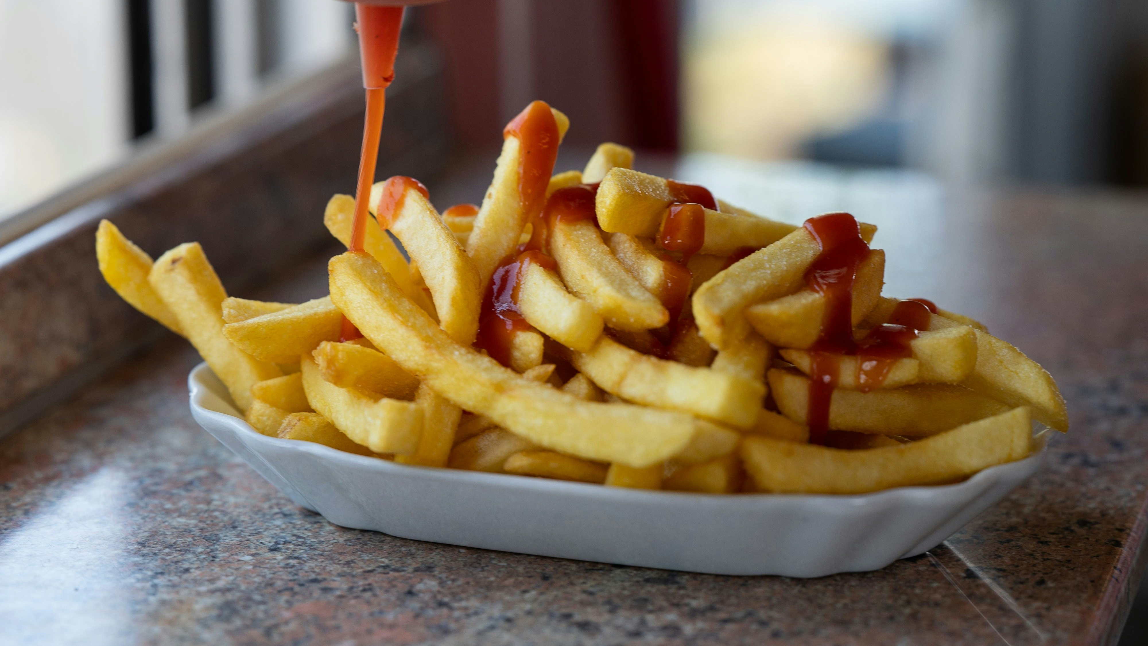 Mittlerweile ein teures Vergnügen: Der Preis für Pommes (+12,4%) und Ketchup (+20,8 %) ging nach oben.