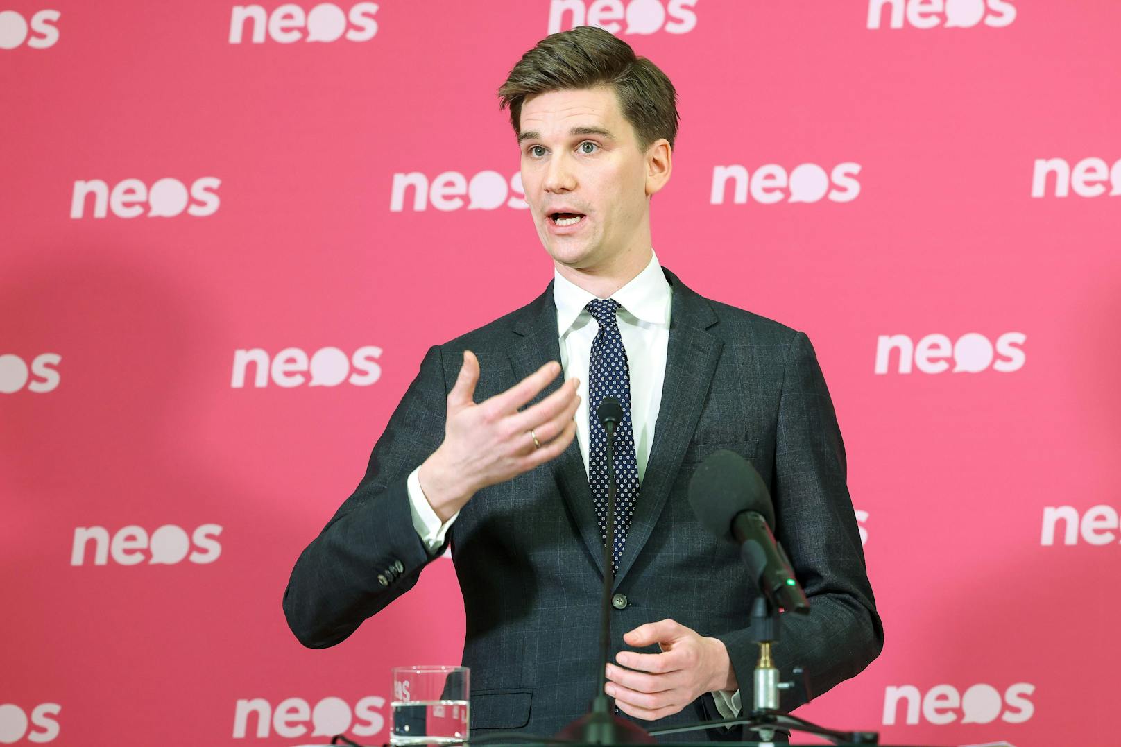 "Schluss mit Gutscheinen": NEOS sagen Teuerung Kampf an