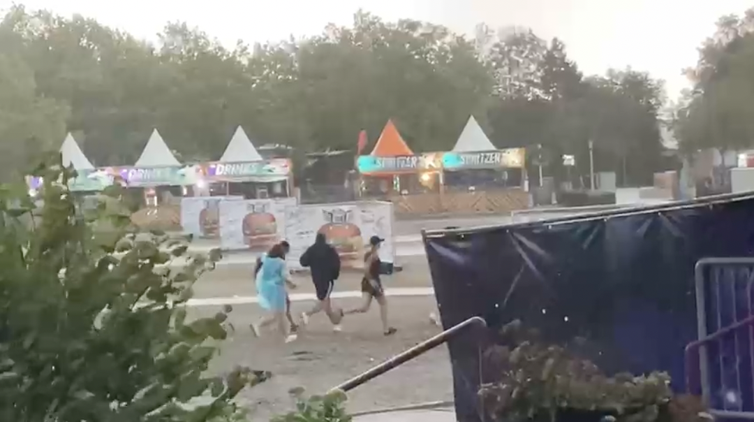 Die Besucher suchten laufen Unterschlupf.