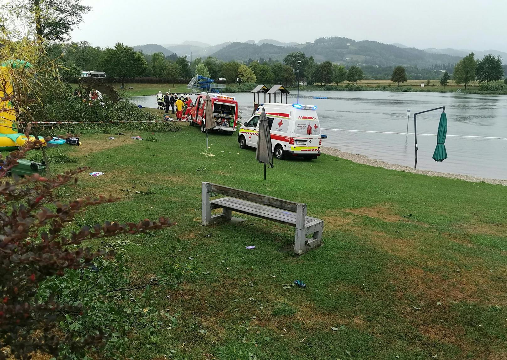 Durch ein schweres Orkan-Unwetter sind am 18. August 2022 am St. Andräer See im Lavanttal, Kärnten, zwei Kinder von umstürzenden Bäumen erschlagen worden.