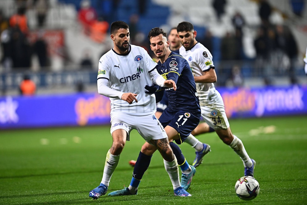 Tarkan Serbest im Zweikampf mit Ex-Salzburger Mergim Berisha.