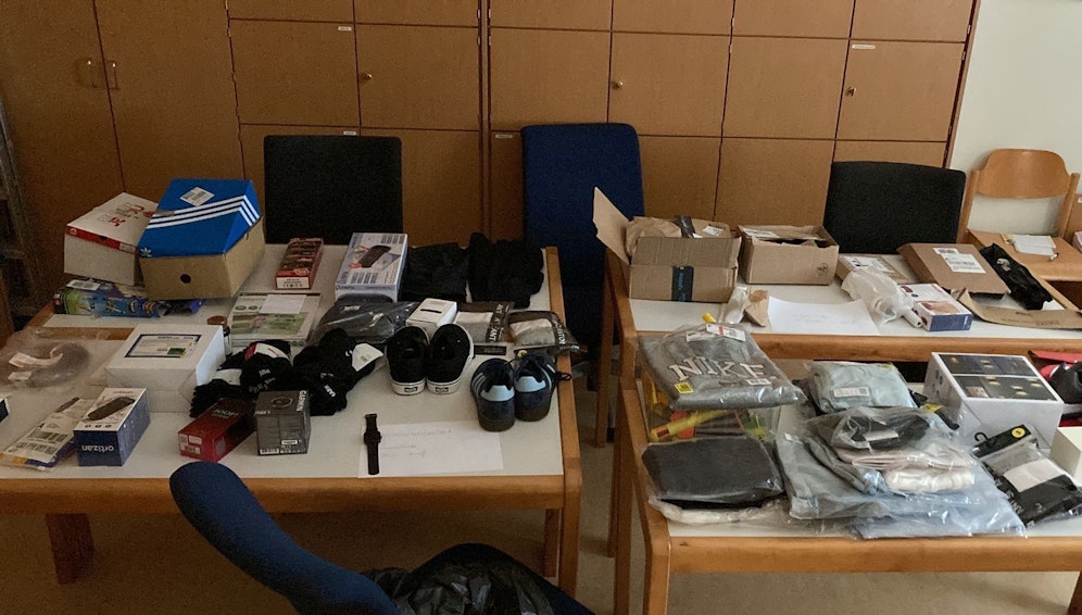 Ungar räumte Pakete leer und warf sie im Wald weg