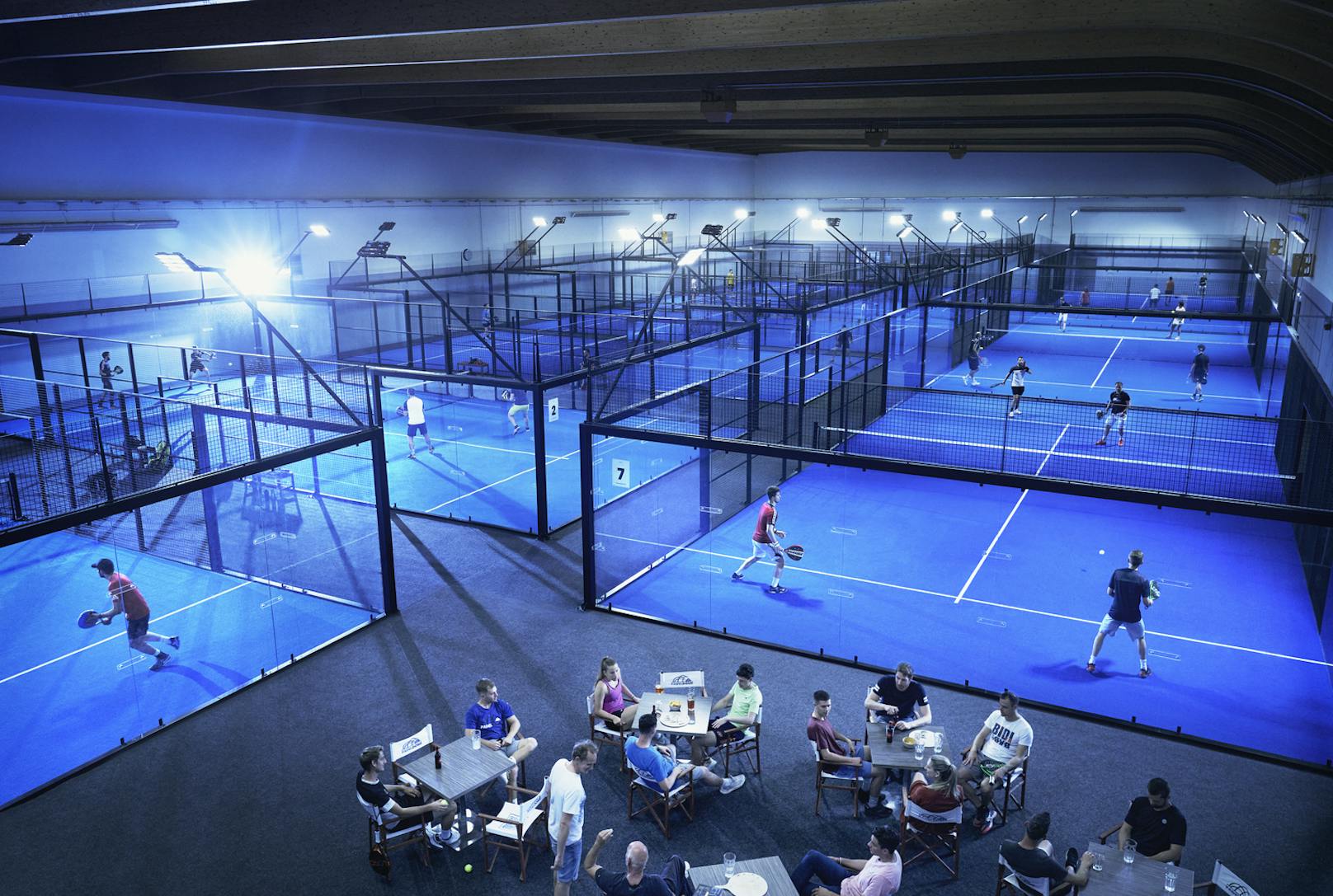 Padel-Tennis wird von vier Personen gespielt!