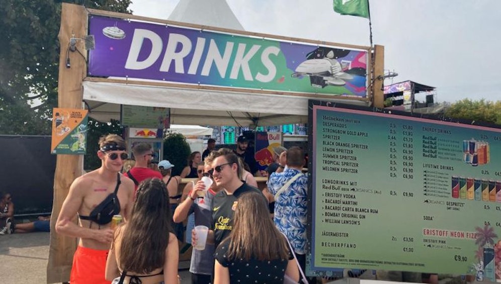 Für ein Bier muss man heuer tief in den bargeldlosen Chip greifen.