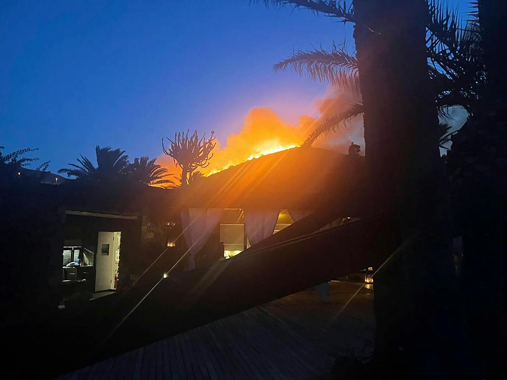 Flammen brennen jenseits der Villa des Modedesigners Giorgio Armani auf der sizilianischen Insel Pantelleria am Mittwoch.