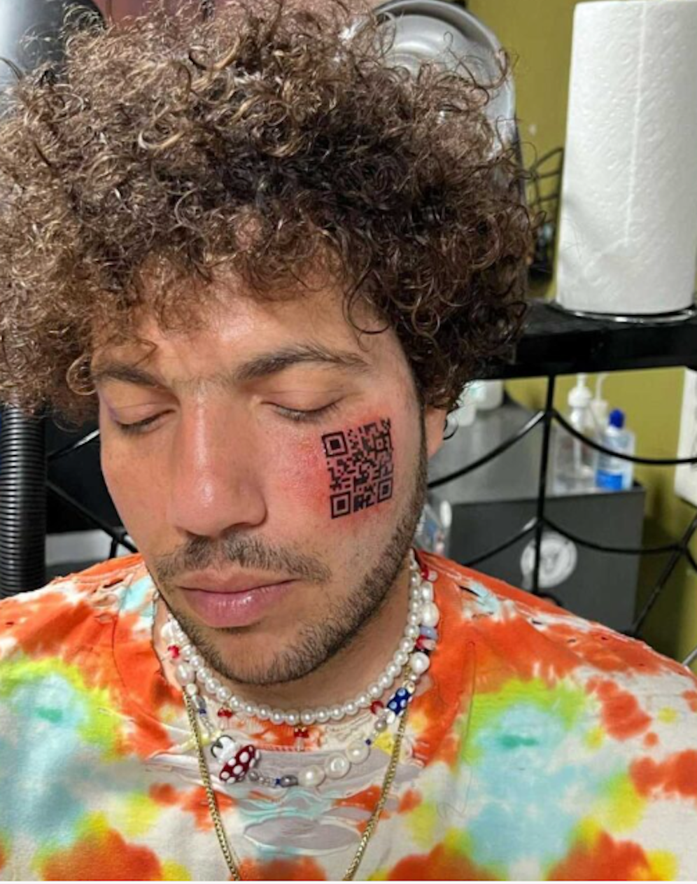 Der Sänger und Produzent Benny Blanco veröffentlichte jüngst ein aufsehenerregendes Video auf Social Media.